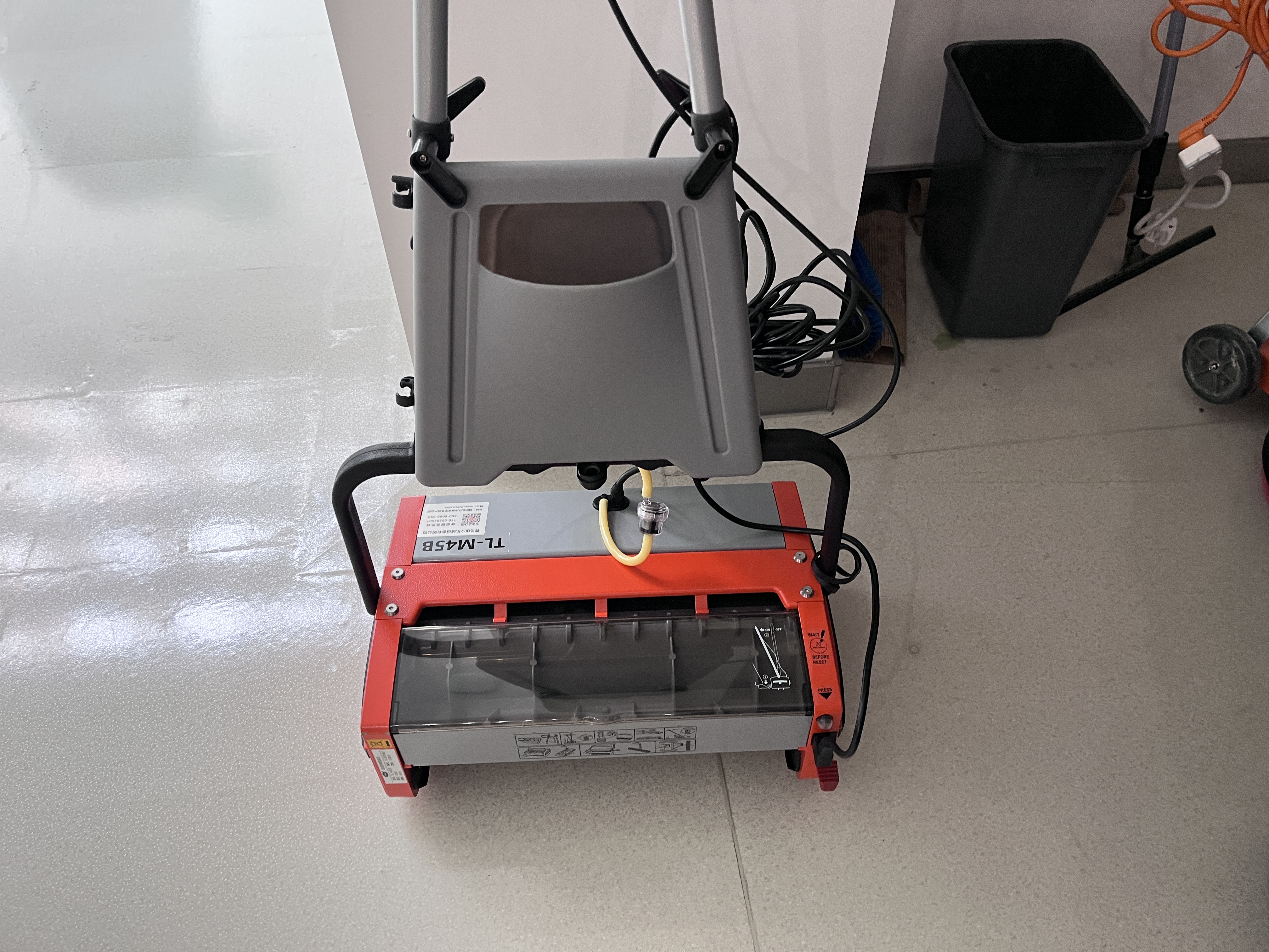 全自動(dòng)扶梯清洗機(jī)，讓清潔無憂！