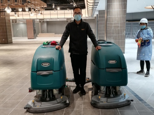 大型商場(chǎng)洗地機(jī)使用時(shí)要注意什么？