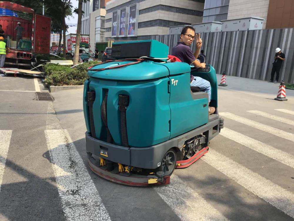 駕駛式洗地機(jī)的性能特點是什么？