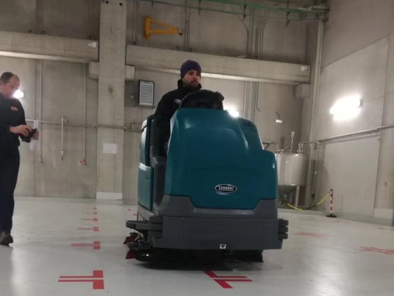 車庫使用洗地機應(yīng)該注意哪些事項