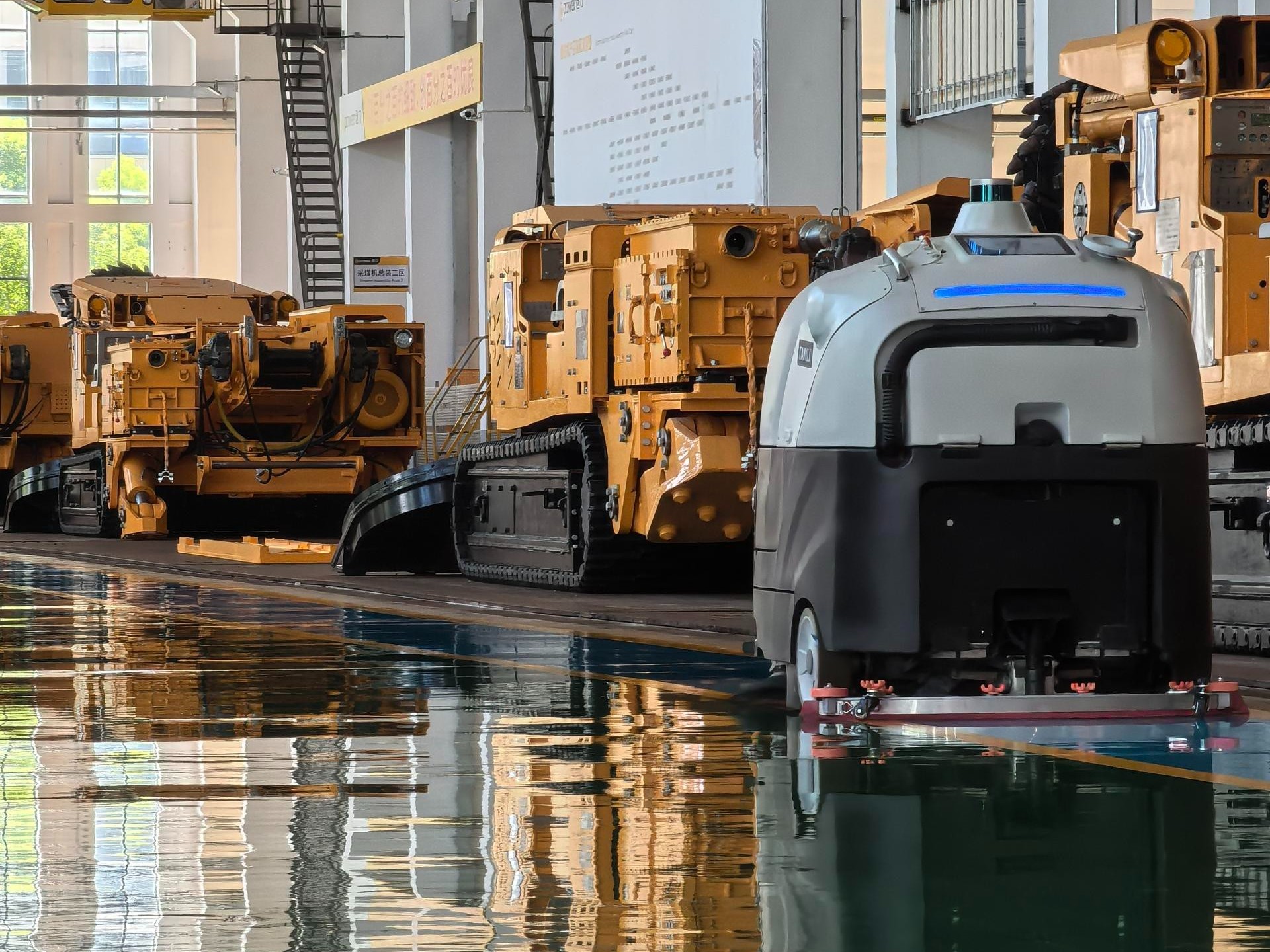 廣東黑燈工廠(chǎng)半夜無(wú)人打掃？坦力工業(yè)洗地機(jī)器人破解 “無(wú)人清潔” 困局