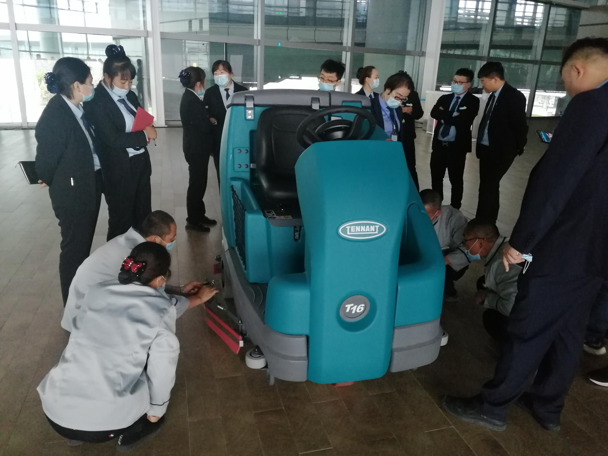 駕駛式洗地機(jī)優(yōu)勢(shì)有哪些？