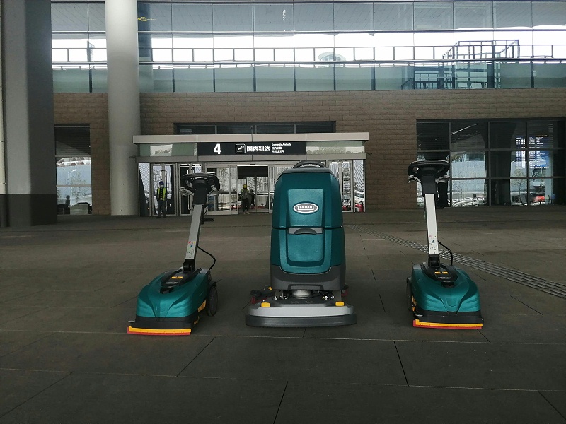 坦能手推式洗地機