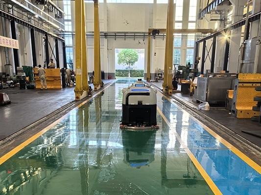 買工業(yè)大型掃地機器人只看價格？小心被坑，這些要點必知