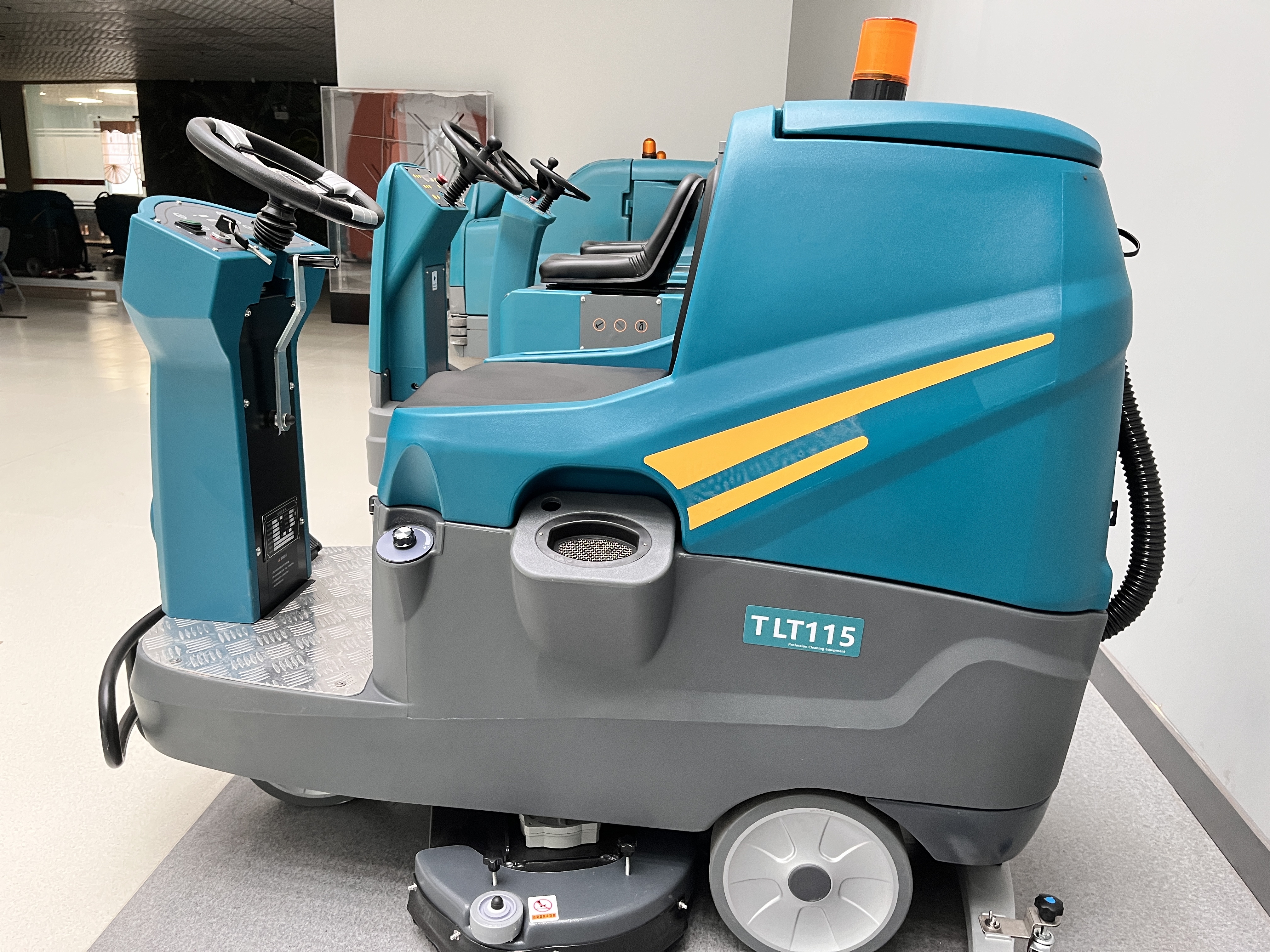 工廠洗地機，讓我們的工作環(huán)境更加清新舒適