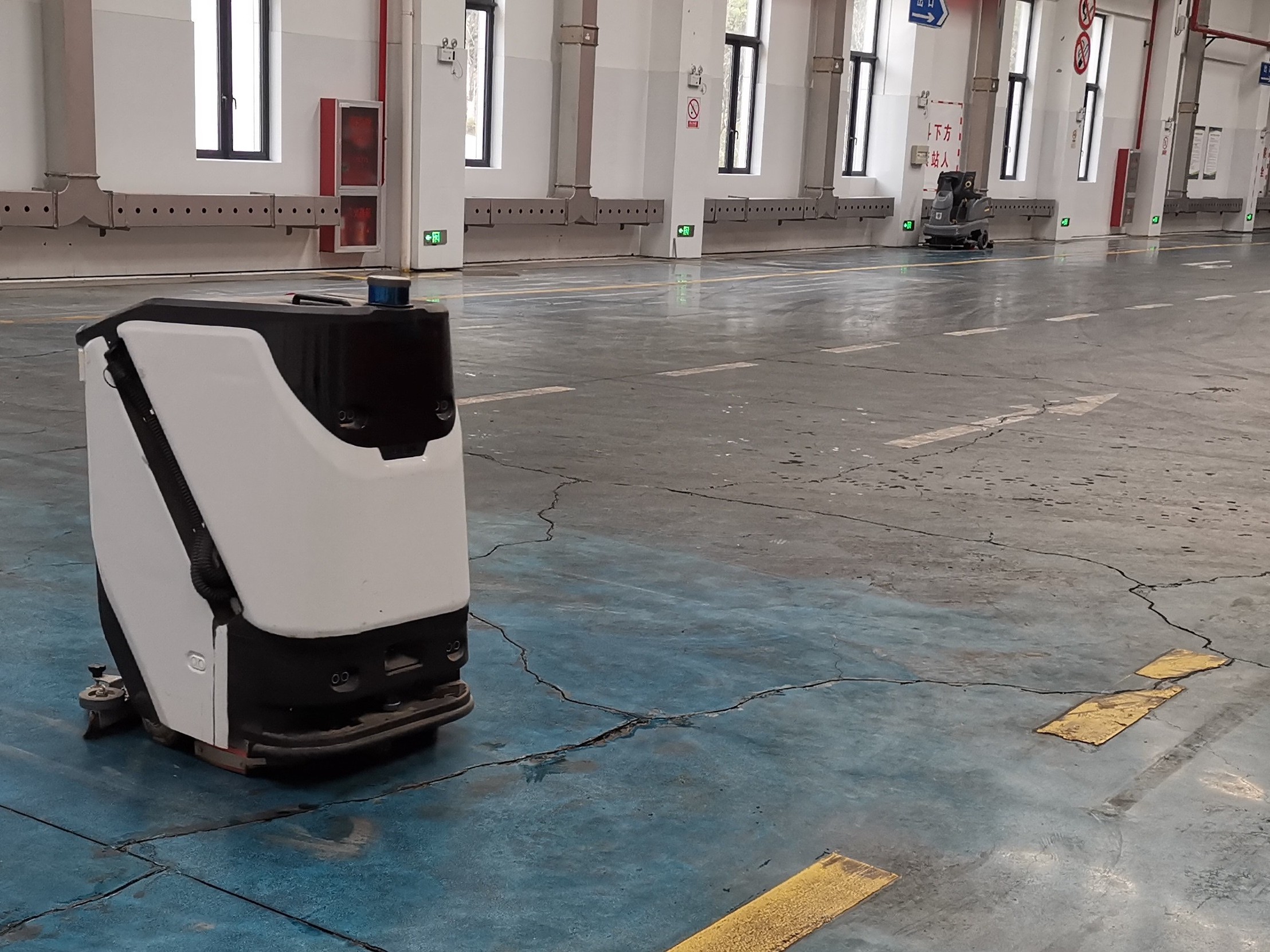 人工清潔費時長，成本高？坦力工業(yè)洗地機器人死磕“高效替代”自動巡航清掃油污粉塵，一人可管多機，大幅降低人力投入