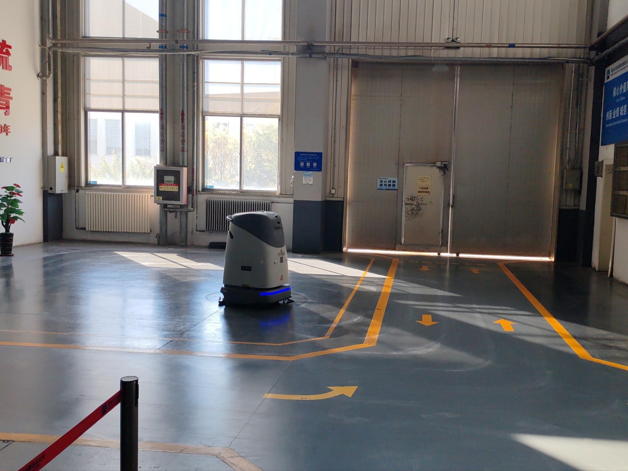 沖壓車間油污難題不用愁！坦力無(wú)人機(jī)器人守護(hù)整潔與安全